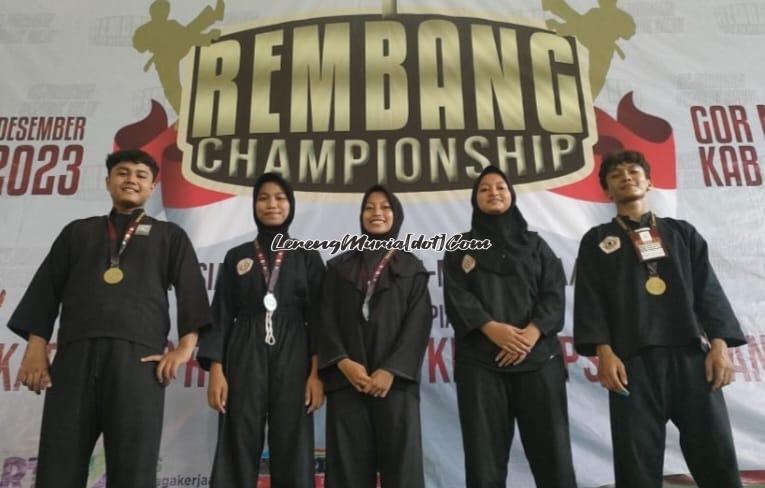 Foto atlet peraih medali (dari kiri ke kanan), Rifki Haidar Azkiya (emas), Monica Ayu/Dinda Putri (perak), Venny Adityasari (official) dan Tri Nova (emas)