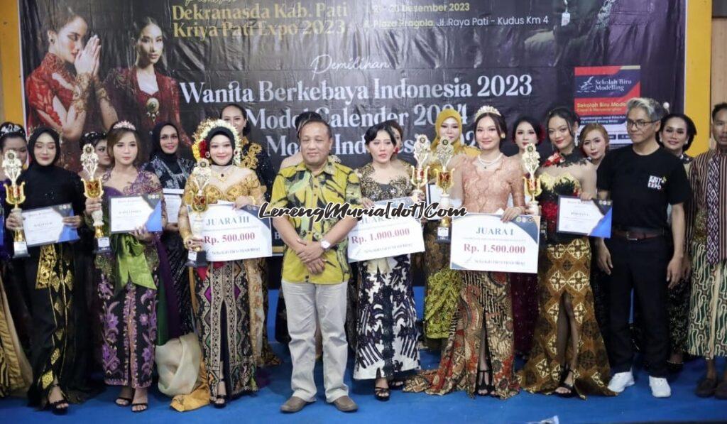 Foto siswa SMAN 3 Pati yang menjadi juara Wanita Berkebaya 2023 Febri Gerhanana Melati (3 dari kanan depan) dan Dinda Karunia (2 dari kanan depan)