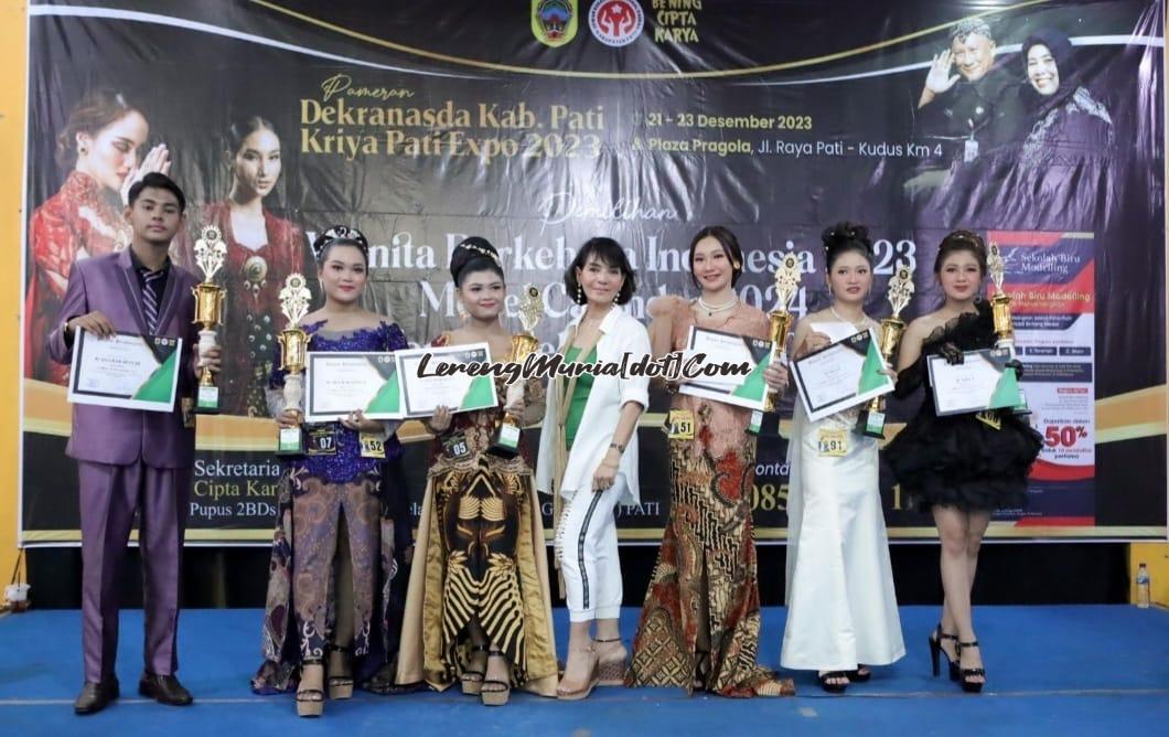 Foto siswa SMAN 3 Pati juara Model Calender 2023 Febri Gerhana Melati (3 dari kanan), Amanda Meizika (2 dari kanan) dan Putri Dwi Lestari (1 dari kanan)