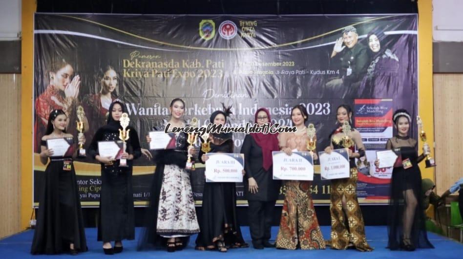 Foto siswa SMAN 3 Pati yang menjadi juara Top Model 2023, Febri Gerhana Melati (3 dari kanan) dan Dinda Karunia (2 dari kanan)