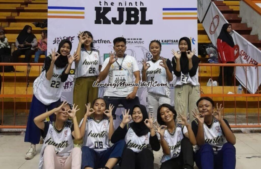 Foto Tim Bola Basket SMAN 3 Pati yang berhasil meraih juara 3 KJBL 2023 kategori SMA Putri