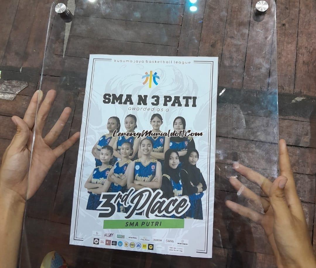 Foto piala juara 3 KJBL 2023 SMA Putri yang diraih oleh pebasket SMAN 3 Pati