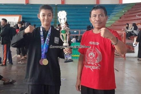 Foto Qiken Dwi Tata (kiri) meraih medali emas dan terpilih sebagai pesilat terbaik putri dalam Kejuaraan Muria Raya Open di GOR Pesantenan Pati