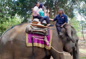 Foto Aisyah (paling kiri) menaiki punggung gajah di Semarang Zoo