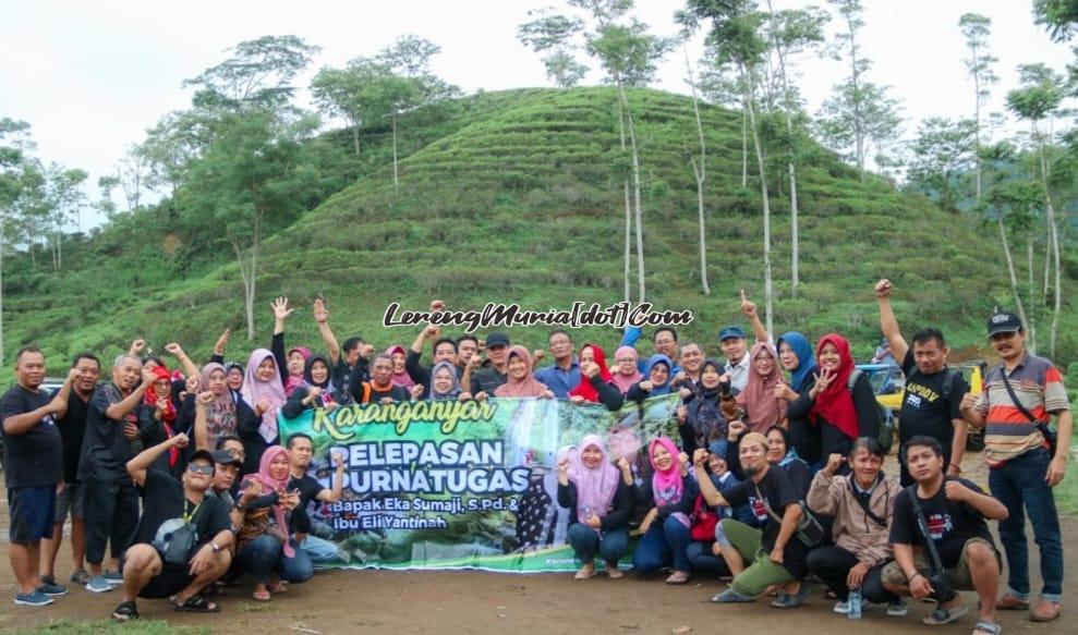 Foto rombongan wisata dari Pati menyempatkan foto bersama di tengah Perkebunan Teh Kemuning