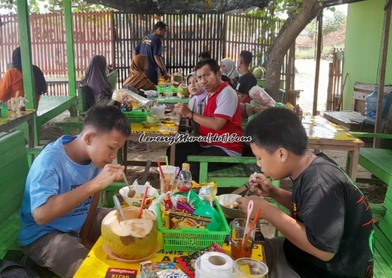 Pengunjung sedang menikmati lezatnya kuliner murah meriah di warung sederhana Pantai Wates Rembang