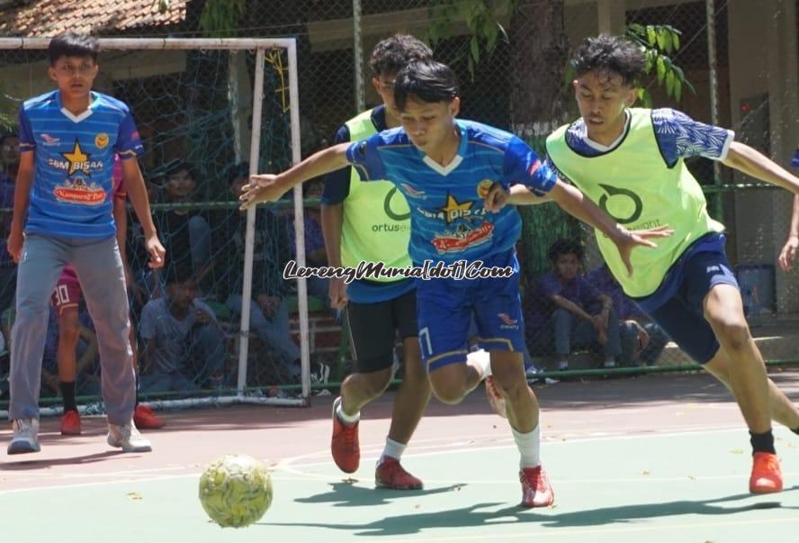 Pemain futsal sedang berebut bola di lapangan basket SMAN 3 Pati