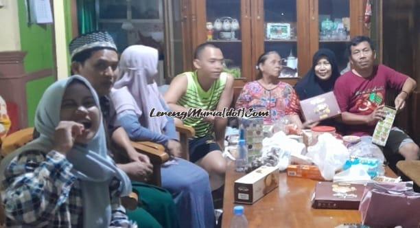 Suasana santai, akrab dan gembira dalam acara kumpul keluarga menyambut tahun baru 2024