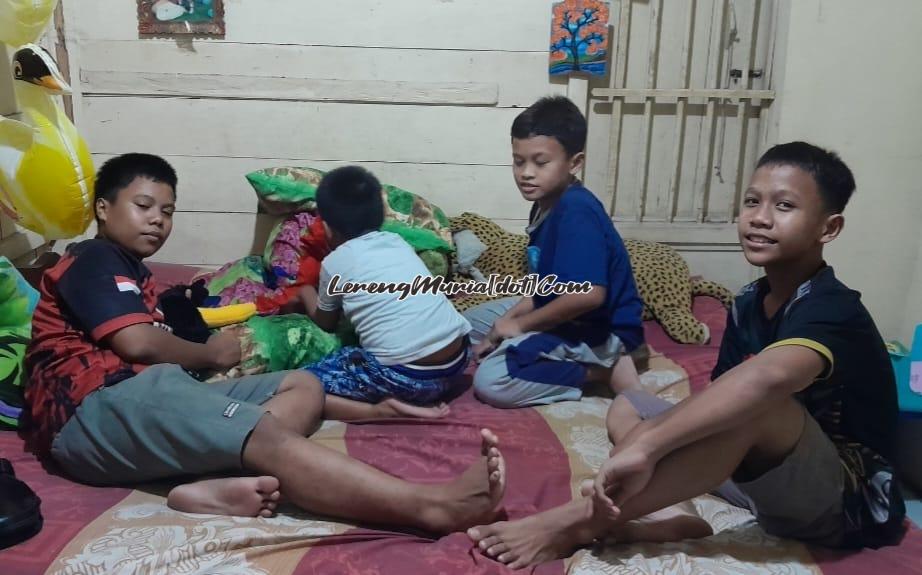 Anak-anak sedang asik bermain sendiri dengan penuh keceriaan