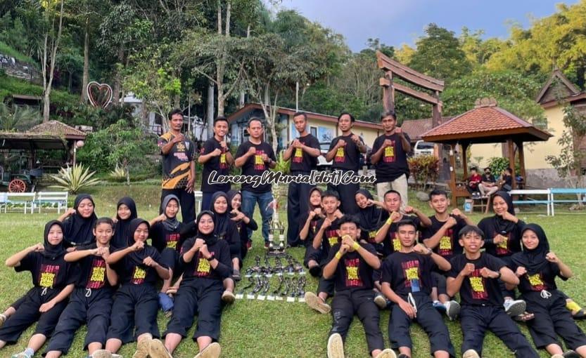 Kontingan SH Terate Cabang Pati menunjukkan keceriaannya setelah menjadi juara umum I