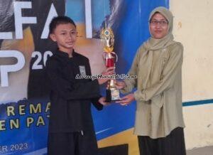 Narayan Pradipta Adyatma (kiri) atlet dari MTsN 1 Pati pada saat menerima piala sebagai pesilat putra terbaik SMALFA CUP