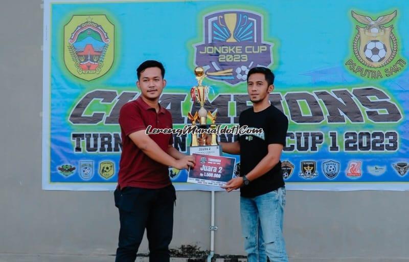 Arif Setiawan, S.Pd. (kanan) manager PJOK Pati menerima piala sebagai juara 2 Jongke Cup I 2023