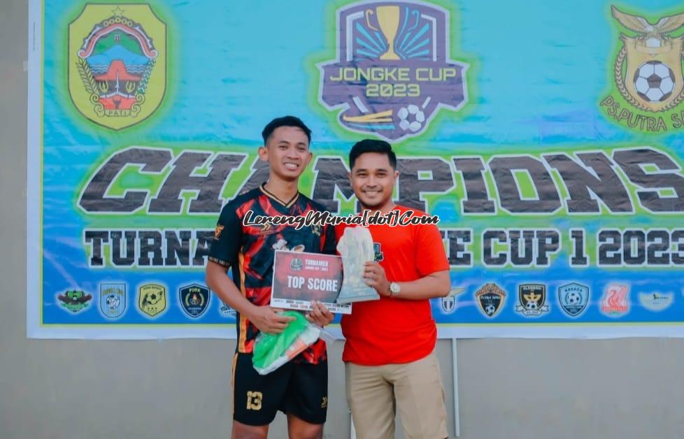 Arga Pentandra (kiri) Kapten Kesebelasan PJOK Pati menerima penghargaan sebagai Top Scor Jongke Cup I 2023