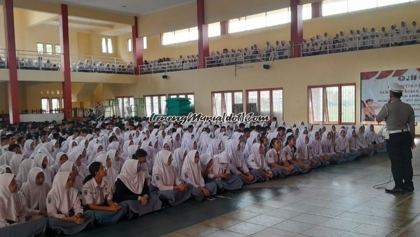 Siswa SMAN 3 Pati dengan tertib dan teratur mengikuti sosialisasi knalpot brong dari Satlantas Polresta Pati