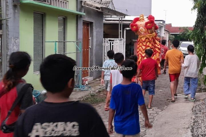 Bocil-bocil Perum Rendole Indah Muktiharjo sedang mengikuti Pengamen Barongsai Tiga Bintang