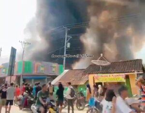 Pasar Ngawen Blora yang terbakar mengeluarkan kepulan asap warna hitam