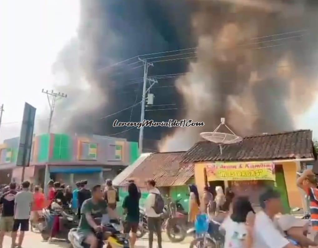 Pasar Ngawen Blora yang terbakar mengeluarkan kepulan asap warna hitam