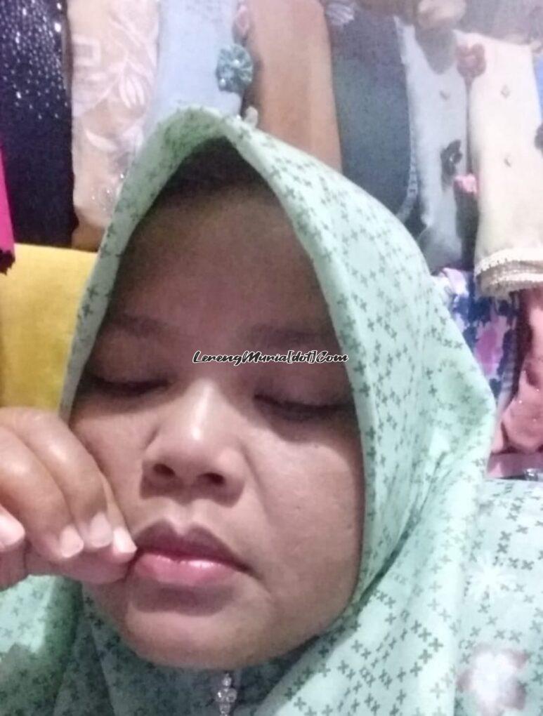 Nur Yuliati salah satu pedagang kerudung Pasar Ngawen di kiosnya sebelum terjadi kebakaran