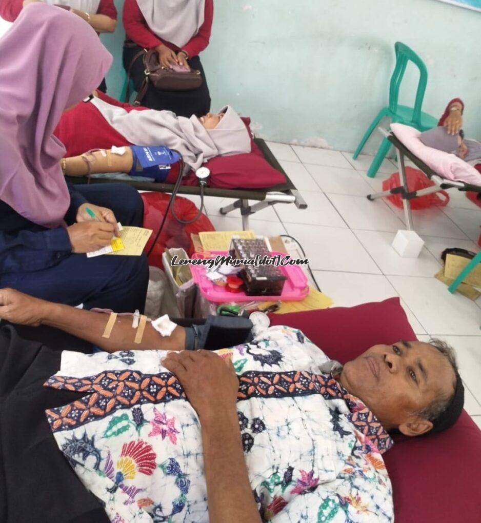 Pasman, S.Ag. Kepala SMA Tuan Sokolangu Gabus mengikuti kegiatan donor darah