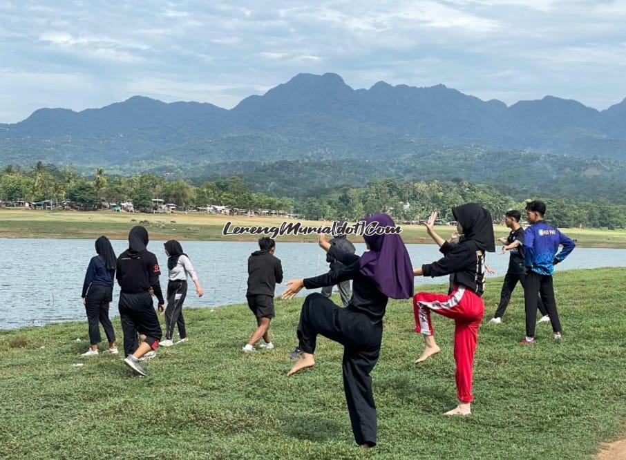 Pesilat SMAN 3 Pati berlatih di pinggir Waduk Seloromo Gembong untuk ganti suasana latihan