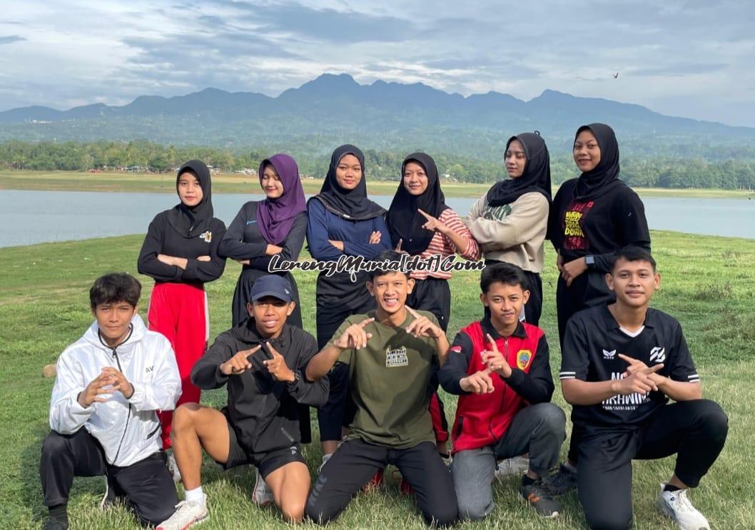 Para pesilat andalan SMAN 3 Pati berfoto bersama sembari menikmati keindahan Waduk Seloromo Gembong yang berlatar belakang Gunung Muria