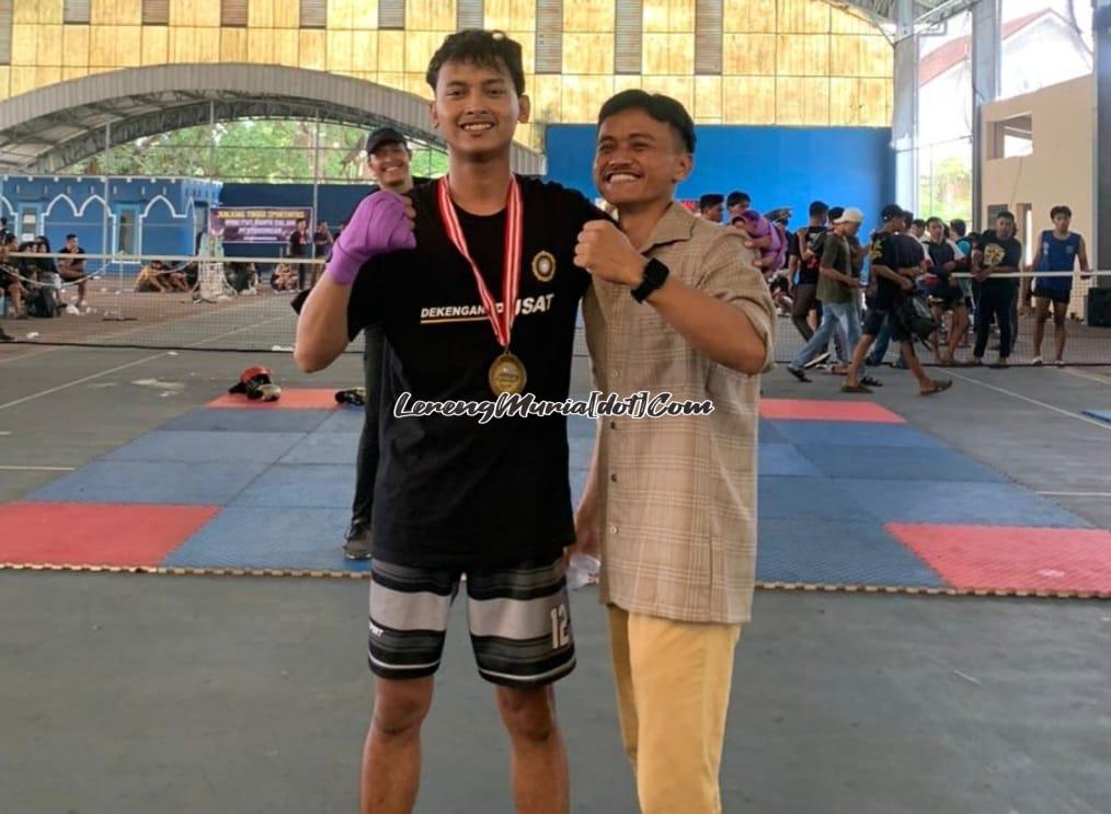 Irwan Fauzi  (kiri) dari Gabus  berhasil mengalahkan lawannya dengan KO