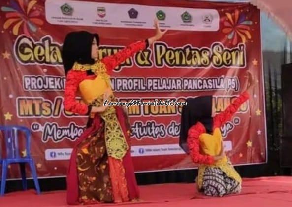 Penampilan tari tradisional dalam acara Gelar Karya dan Pentas Seni HUT YPI Tuan Sokolangu Gabus Pati