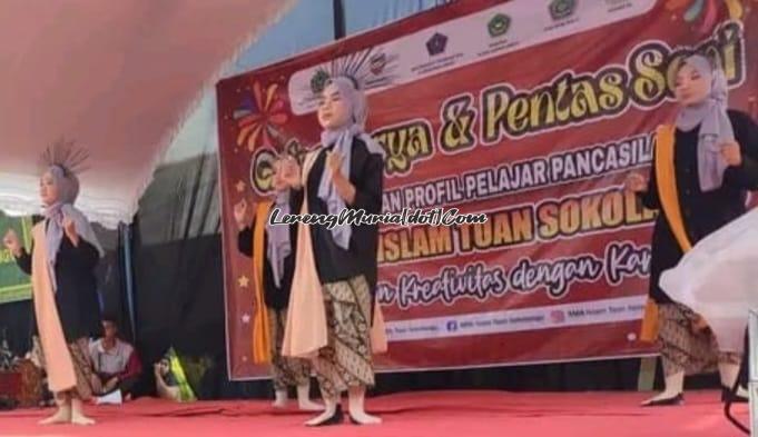 Penari dari YPI Tuan Sokolangu dengan totalitasnya menampilkan tari Islami di atas panggung