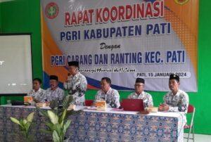 Ketua PGRI Kabupaten Pati Winarto, S.Pd., M.Hum. memberi sambutan pada Rakor PGRI Cabang Kecamatan Pati