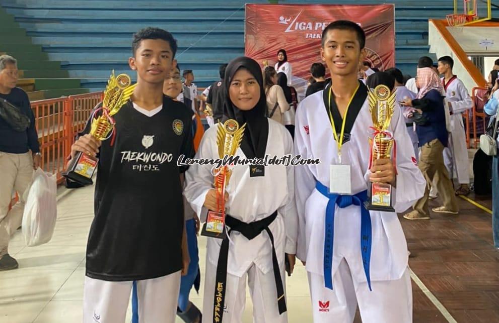 Tiga atlet tae kwon do SMAN 3 Pati yang berhasil meraih medali dalam Liga Pelajar Tae Kwon Do Kabupaten Pati Muhammad Zaki (kiri), Nur Kafka Zahra Dealova (tengah) dan Raditya Pratama (kanan)