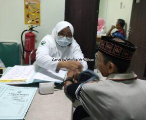 Pemeriksaan tekanan darah terhadap salah satu calon jamaah dari Kecamatan Gembong di RSU R.A.A. Soewondo Pati