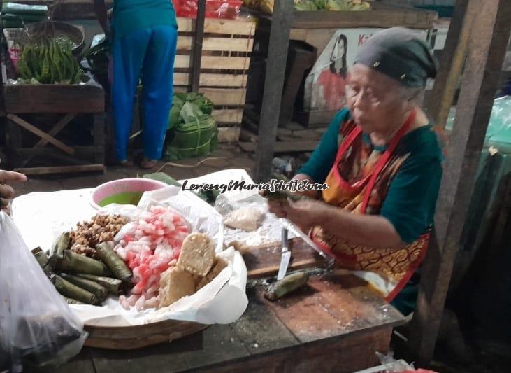 Ibu Darsih salah satu penjual cethot di Pasar Puri Baru Kota Pati