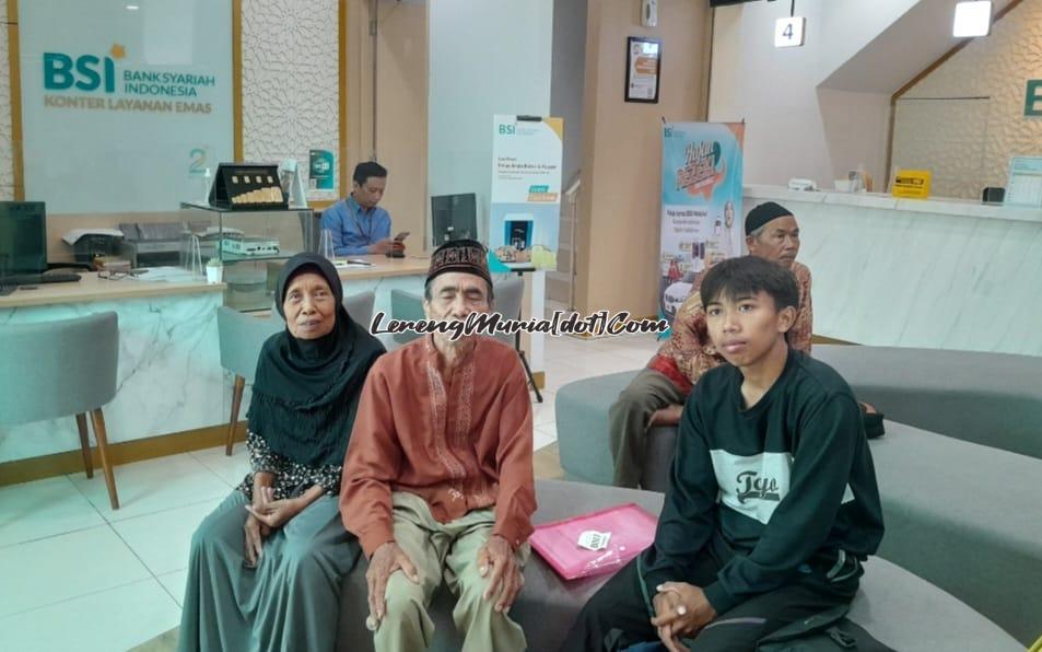 Sepasang suami istri Darto (tengah) dan Warsi (kiri) calon jamaah haji dari Kecamatan Gembong melunasi biaya haji di Kantor BSI Cabang Pati beberapa waktu yang lalu