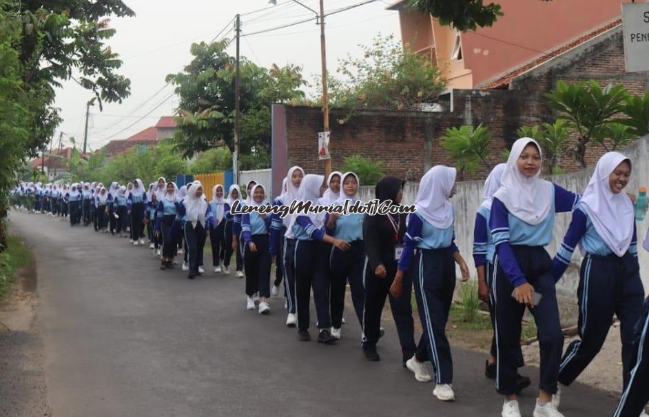 Kegiatan jalan santai yang diikuti oleh Keluarga Besar SMKN 1 Pati dalam acara HUT sekolah ke 57