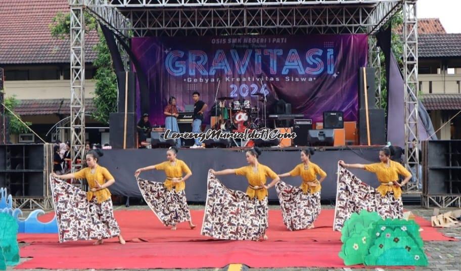 Siswa menampilkan tari batik dalam  acara Gravitasi memeriahkan HUT SMKN 1 Pati ke 57