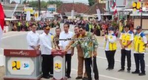 Presiden Joko Widodo menekan tombol dalam peresmian jalan di Ngawen Kabupaten Blora bersama pejabat terkait lainnya