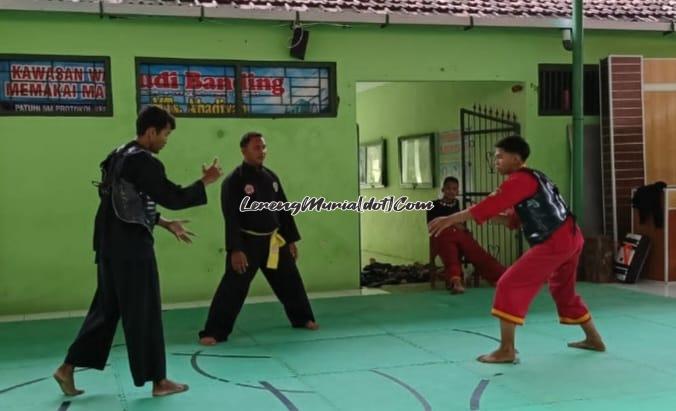 Salah satu pesilat putra dari PN (kiri) menghadapi pesilat  TS (kanan) dalam latih tanding di MA Abadiyah Gabus Pati