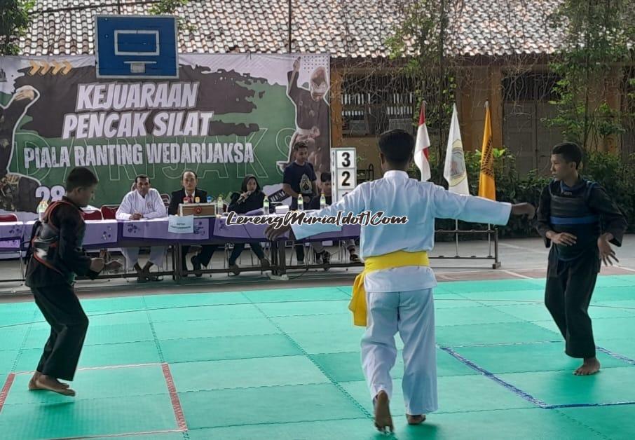 IMG-20240128-WA0043 | LERENG MURIA Dua pesilat sedang bertanding di Kejuaraan Pancak Silat Piala Ranting Wedarijaksa di Indoor SMPN 1 Wedarijaksa