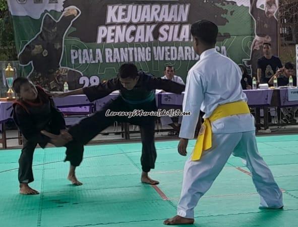 IMG-20240128-WA0045 | LERENG MURIA Atlet kategori pra remaja putra sudut merah sedang berusaha menjatuhkan lawannya dari sudut biru