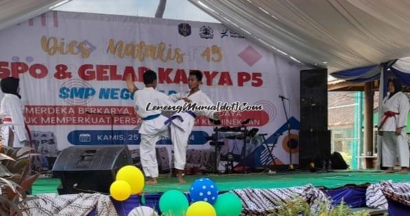 Karateka BKC sedang menunjukkan keahlian kata berpasangan di atas panggung dengan gerakan yang mantap