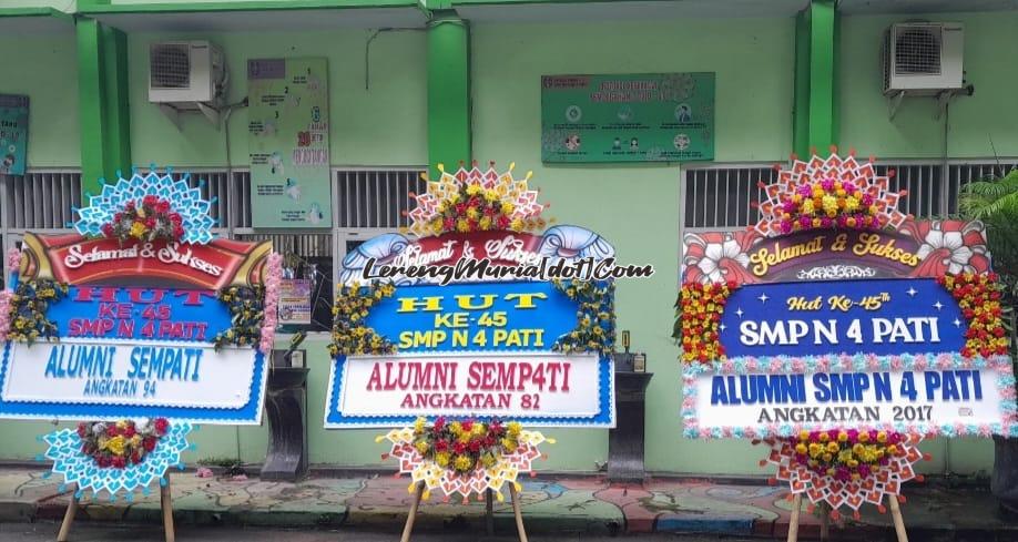 Karangan bunga sebagai ucapan HUT ke 45 SMPN 4 Pati dari para Alumni Sempati