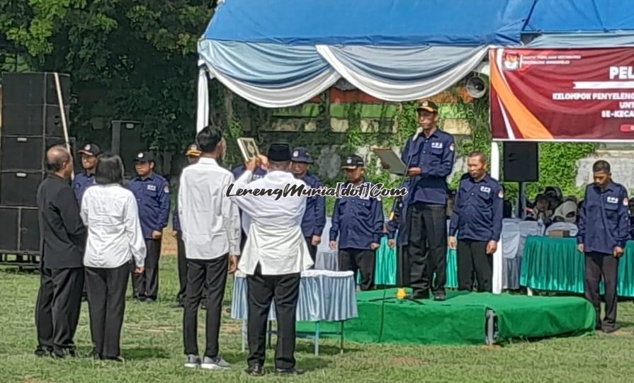 Pengambilan sumpah oleh rohaniwan terhadap perwakilan anggota KPPS