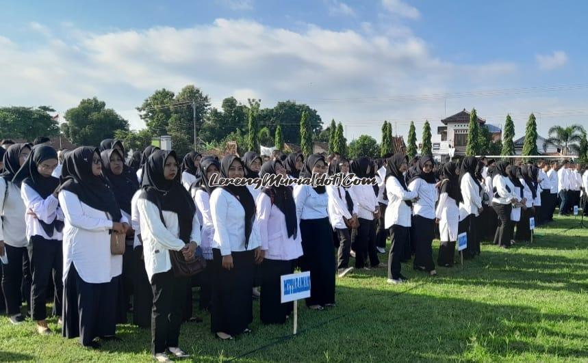 Anggota KPPS dari berbagai macam desa mengikuti pelantikan di Lapangan Desa Margorejo Kecamatan Margorejo Pati