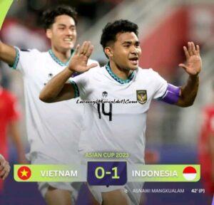 Pemain Indonesia Asnawi Mangkualam (nomor 14) berhasil mengeksekusi tendangan pinalti ke gawang Vietnam menghantarkan Indonesia unggul 1-0