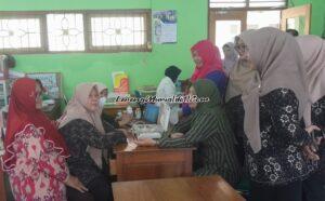 Guru SMAN 3 Pati sedang antri untuk mengikuti cek kesehatan dari Apotik Kimia Farma Pati
