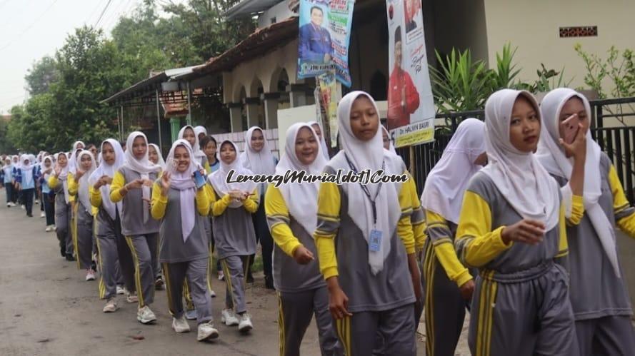 Jalan santai yang menyehatkan diikuti oleh semua siswa, guru dan karyawan SMKN 1 Pati