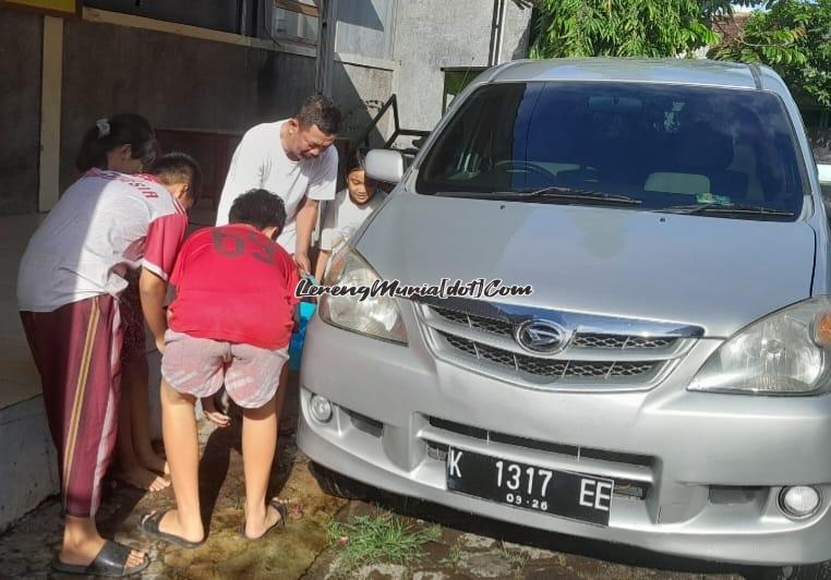 Anak-anak kecil sedang memperebutkan uang logam dari acara nyebar udhik-udhik sebagai wujud sedekah kepada masyarakat sekitar