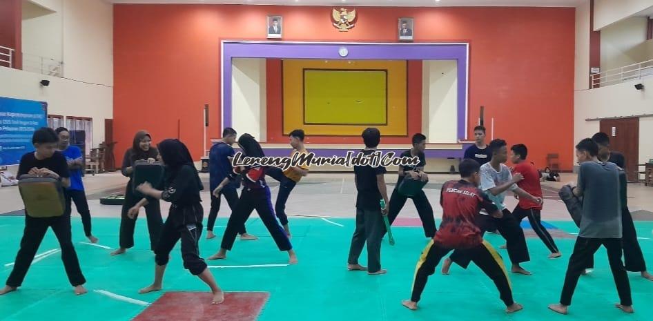 Pesilat SMAN 3 Pati sedang berlatih teknik untuk menghadapi Blora Championship