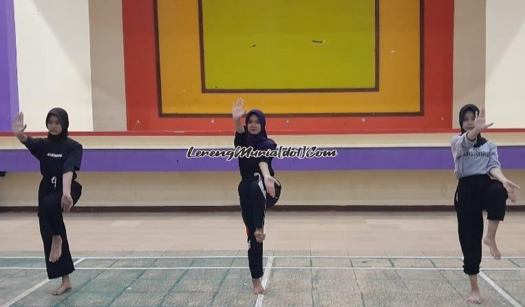 Atlet seni beregu putri sedang berlatih di Auditorium SMAN 3 Pati