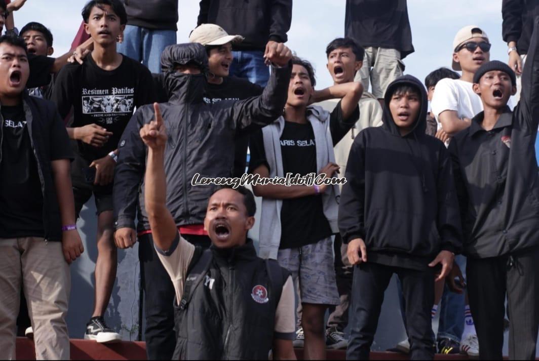 Muhammad Suprayitno (depan mengacungkan tangan) suporter Patifosi dari Kompi Wasis Joyo Kusumo memberi dukungan kepada Persipa di Stadion Joyo Kusumo Pati